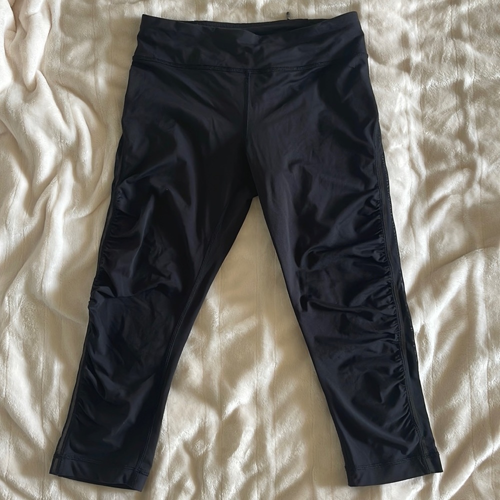 Lululemon Ruched Cropped 23” Leggings with mesh detailing- size 6